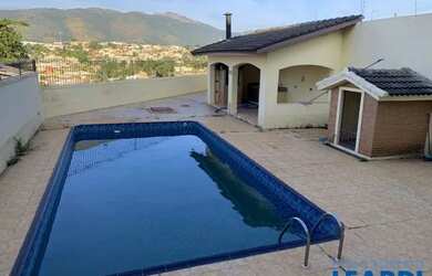 Imagem: A casa possui 4 Dormitórios, 5 Banheiros, 2 Vagas na garagem