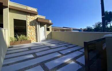 Imagem: A casa possui 3 Dormitórios, 2 Banheiros, 2 Vagas na garagem