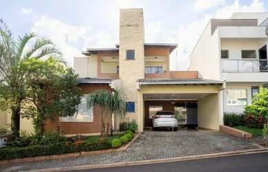 Imagem: A casa em condomínio possui 5 Dormitórios, 3 Banheiros, 4