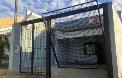 Imagem: A casa possui 3 Dormitórios, 3 Banheiros, 2 Vagas na garagem