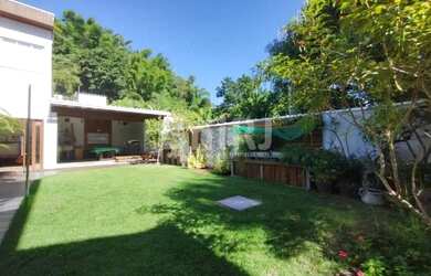 Imagem: A casa possui 4 Dormitórios, 1 Banheiro, 240m² de Área e