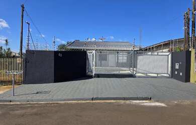 Imagem: A casa possui 3 Dormitórios, 3 Banheiros, 5 Vagas na garagem