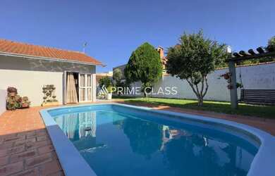 Imagem: A casa possui 2 Dormitórios, 2 Banheiros, 4 Vagas na garagem