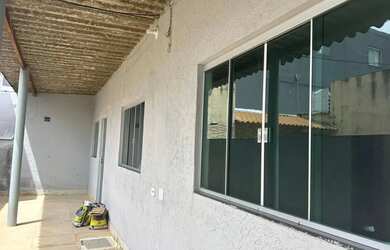 Imagem: A casa possui 3 Dormitórios, 1 Banheiro, 2 Vagas na garagem