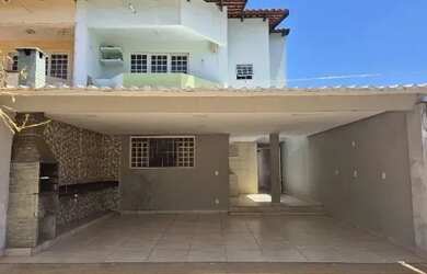 Imagem: A casa possui 3 Dormitórios, 3 Banheiros, 3 Vagas na garagem