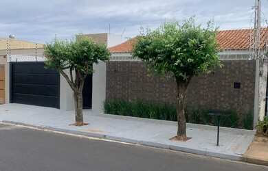 Imagem: A casa possui 4 Dormitórios, 3 Banheiros, 2 Vagas na garagem