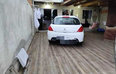 Imagem: A casa possui 2 Dormitórios, 2 Banheiros, 2 Vagas na garagem