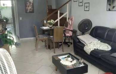 Imagem: A casa possui 2 Dormitórios, 1 Banheiro, 2 Vagas na garagem