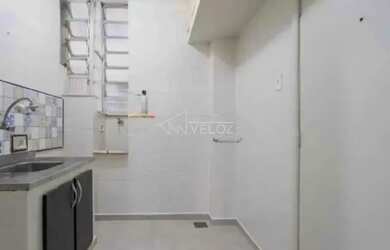 Imagem: O apartamento possui 1 Dormitório, 1 Banheiro, 1 Vaga na garagem