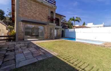 Imagem: A casa possui 5 Dormitórios, 5 Banheiros, 5 Vagas na garagem