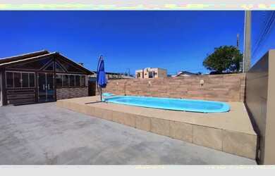 Imagem: A casa possui 3 Dormitórios, 1 Banheiro, 2 Vagas na garagem