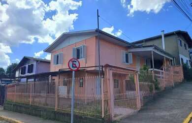 Imagem: A casa possui 4 Dormitórios, 2 Banheiros, 2 Vagas na garagem