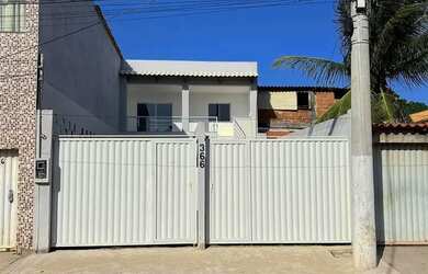 Imagem: A casa possui 3 Dormitórios, 2 Banheiros, 2 Vagas na garagem