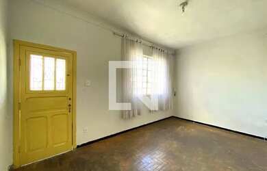 Imagem: A casa possui 3 Dormitórios, 1 Banheiro, 1 Vaga na garagem