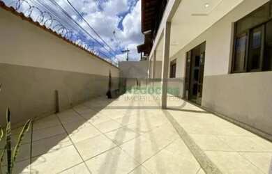 Imagem: A casa possui 4 Dormitórios, 3 Banheiros, 4 Vagas na garagem