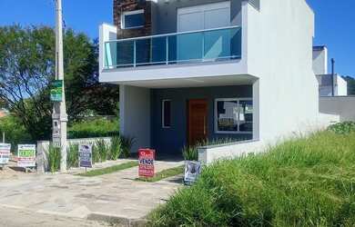 Imagem: A casa possui 3 Dormitórios, 3 Banheiros, 2 Vagas na garagem