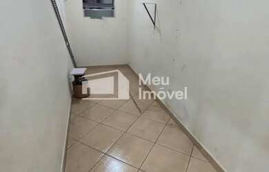 Imagem: O depósito possui 2 Vagas na garagem, 130m² de Área e está