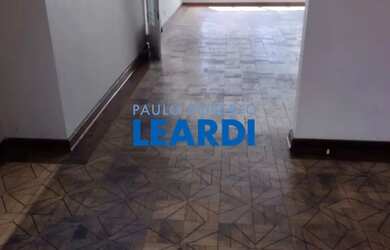 Imagem: O depósito possui 3 Vagas na garagem e 264m² de Área e está