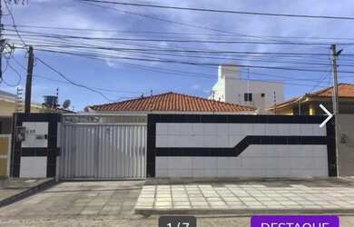 Imagem: A casa possui 4 Dormitórios, 4 Banheiros, 4 Vagas na garagem