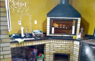 Imagem: A casa possui 3 Dormitórios, 2 Banheiros, 2 Vagas na garagem