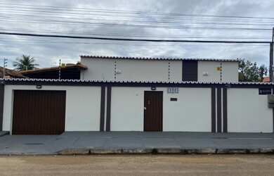 Imagem: A casa possui 3 Dormitórios, 2 Banheiros, 2 Vagas na garagem