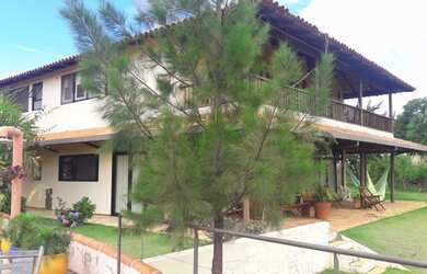 Imagem: A casa possui 5 Dormitórios, 5 Banheiros, 3 Vagas na garagem