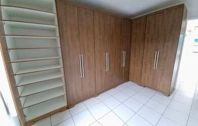 Imagem: A casa possui 2 Dormitórios, 1 Banheiro, 1 Vaga na garagem