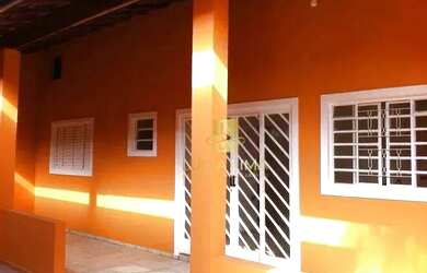 Imagem: A casa possui 3 Dormitórios, 2 Banheiros, 3 Vagas na garagem