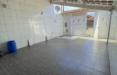 Imagem: A casa possui 3 Dormitórios, 2 Banheiros, 2 Vagas na garagem