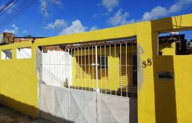 Imagem: A casa possui 3 Dormitórios, 2 Banheiros, 1 Vaga na garagem