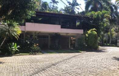 Imagem: A casa possui 3 Dormitórios, 4 Banheiros, 5 Vagas na garagem