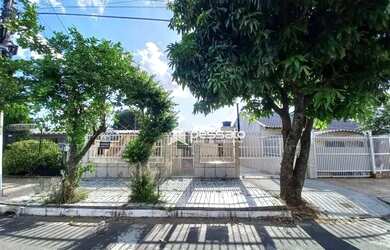 Imagem: A casa possui 3 Dormitórios, 2 Banheiros, 1 Vaga na garagem