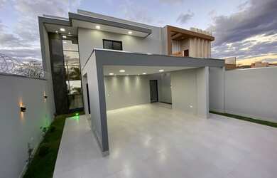 Imagem: A casa possui 3 Dormitórios, 2 Banheiros, 5 Vagas na garagem