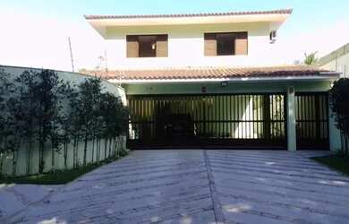 Imagem: A casa possui 4 Dormitórios, 5 Banheiros, 4 Vagas na garagem