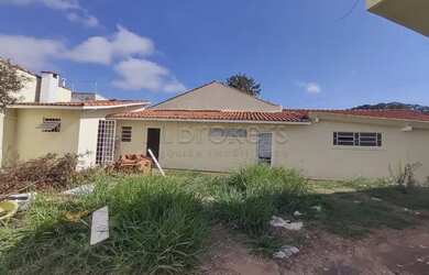 Imagem: A casa possui 3 Dormitórios, 2 Banheiros, 3 Vagas na garagem