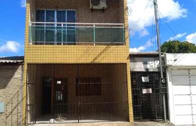 Imagem: A casa possui 3 Dormitórios, 2 Banheiros, 1 Vaga na garagem