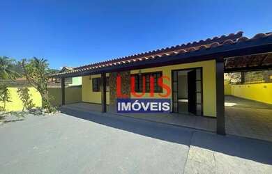 Imagem: A casa possui 3 Dormitórios, 2 Banheiros, 4 Vagas na garagem