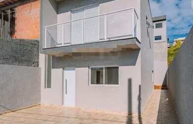 Imagem: A casa possui 3 Dormitórios, 3 Banheiros, 3 Vagas na garagem