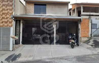 Imagem: A casa possui 4 Dormitórios, 3 Banheiros, 2 Vagas na garagem