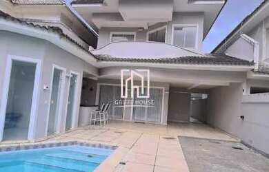 Imagem: A casa em condomínio possui 4 Dormitórios, 5 Banheiros, 2