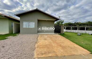 Imagem: A casa em condomínio possui 3 Dormitórios, 1 Banheiro, 2 Vagas