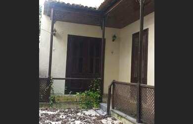 Imagem: A casa possui 4 Dormitórios, 3 Banheiros, 2 Vagas na garagem