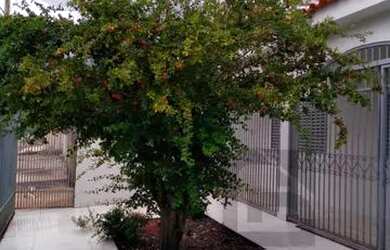 Imagem: A casa possui 5 Dormitórios, 4 Banheiros, 2 Vagas na garagem