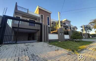 Imagem: A casa possui 3 Dormitórios, 2 Banheiros, 3 Vagas na garagem