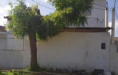 Imagem: A casa possui 3 Dormitórios, 2 Banheiros, 1 Vaga na garagem