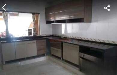 Imagem: A casa possui 2 Dormitórios, 2 Banheiros, 4 Vagas na garagem