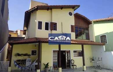 Imagem: A casa possui 4 Dormitórios, 4 Banheiros, 5 Vagas na garagem