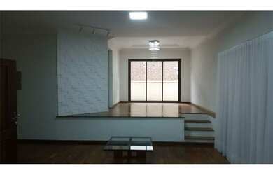 Imagem: A casa possui 3 Dormitórios, 2 Banheiros, 4 Vagas na garagem