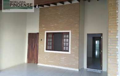 Imagem: A casa possui 3 Dormitórios, 2 Banheiros, 5 Vagas na garagem