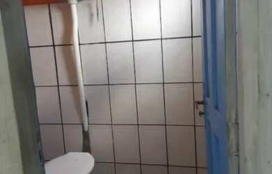 Imagem: A casa possui 1 Dormitório, 1 Banheiro, 1 Vaga na garagem e